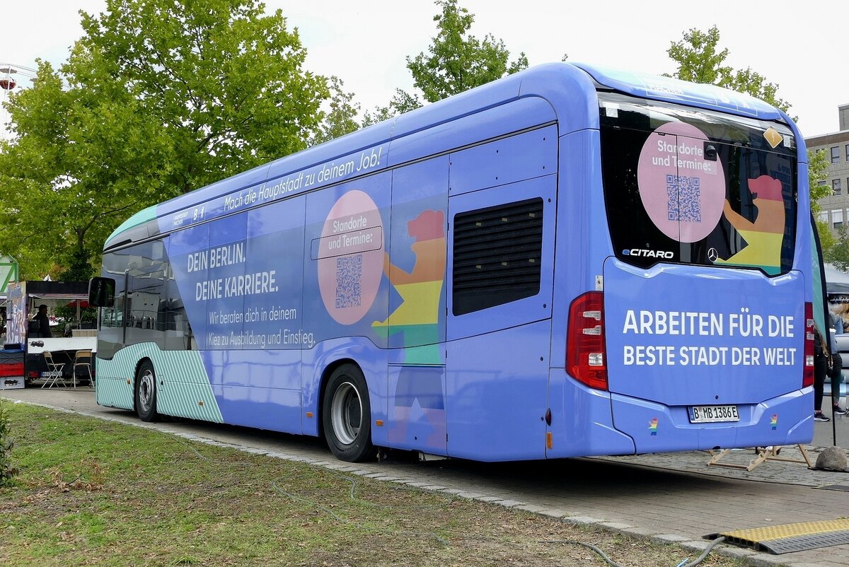Mercedes eCitaro-  Karrierebus  'Deine Karriere' der Stadt Berlin-  Promotionbus. Teltow im Oktober 2022