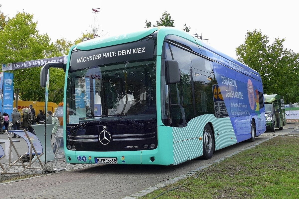 Mercedes eCitaro- Karrierebus 'Deine Karriere' der Stadt Berlin- Promotionbus. Teltow im Oktober 2022.