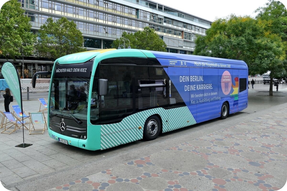 Mercedes eCitaro- Karrierebus 'Deine Karriere' Stadt Berlin- Promotionbus. Berlin Breitscheidplatz im September 2022.