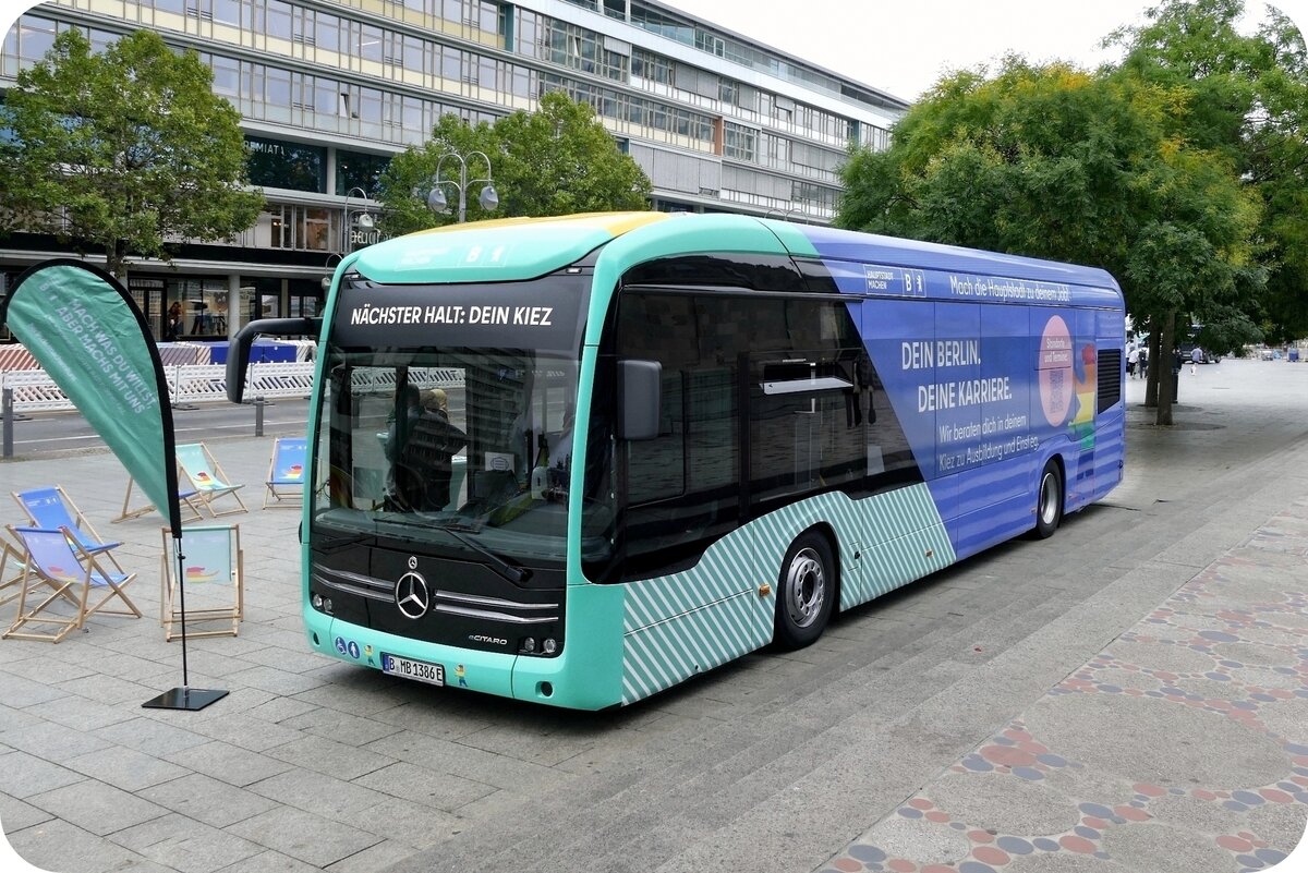 Mercedes eCitaro- Karrierebus 'Deine Karriere' Stadt Berlin- Promotionbus.  Berlin Breitscheidplatz im  September 2022.