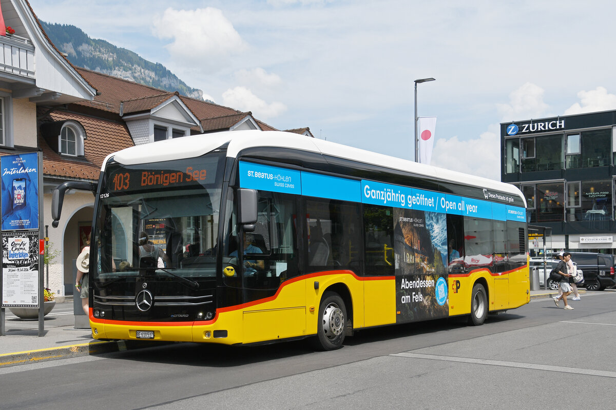 Mercedes eCitaro der Post, auf der Linie 103, wartet am 29.06.2026 an der Haltestelle beim Bahnhof Interlaken Ost.