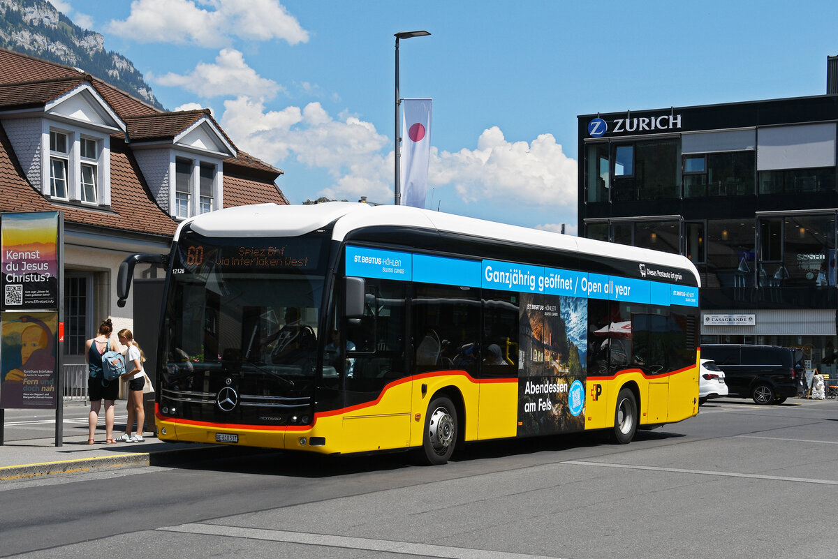 Mercedes eCitaro der Post, auf der Linie 60, wartet am 29.07.2026 an der Endstation beim Bahnhof Interlaken Ost.