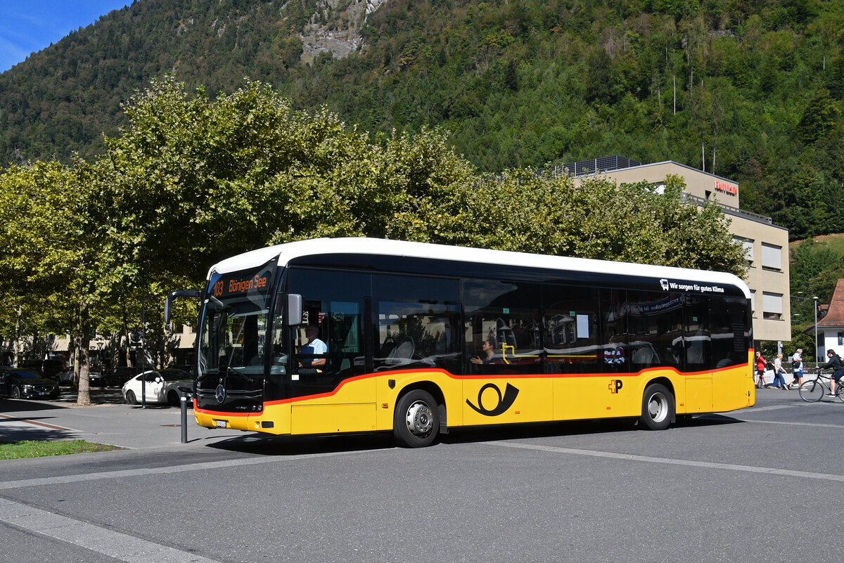 Mercedes eCitaro der Post, auf der Linie 103, verl�sst am 29.08.2026 die Haltestelle beim Bahnhof Interlaken Ost.
