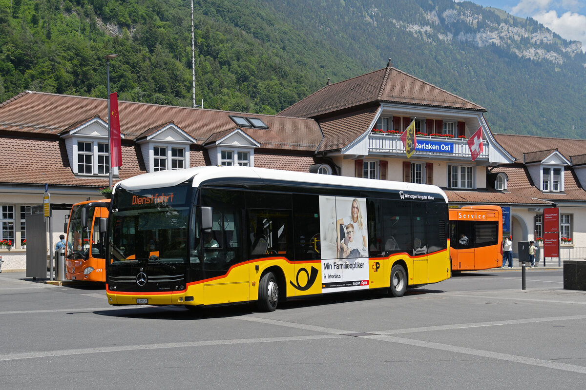 Mercedes eCitaro der Post, verl�sst am 28.05.2026 als Dienstfahrt die Haltestelle beim Bahnhof Interlaken Ost.