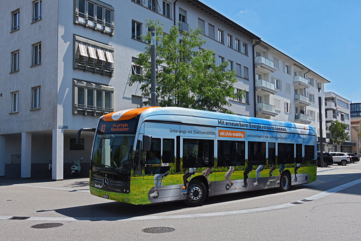 Mercedes eCitaro Test Bus bei der AAGL, auf der Linie 83, verlässt die Haltestelle beim Bahnhof Pratteln. Die Aufnahme stammt vom 06.07.2022.
