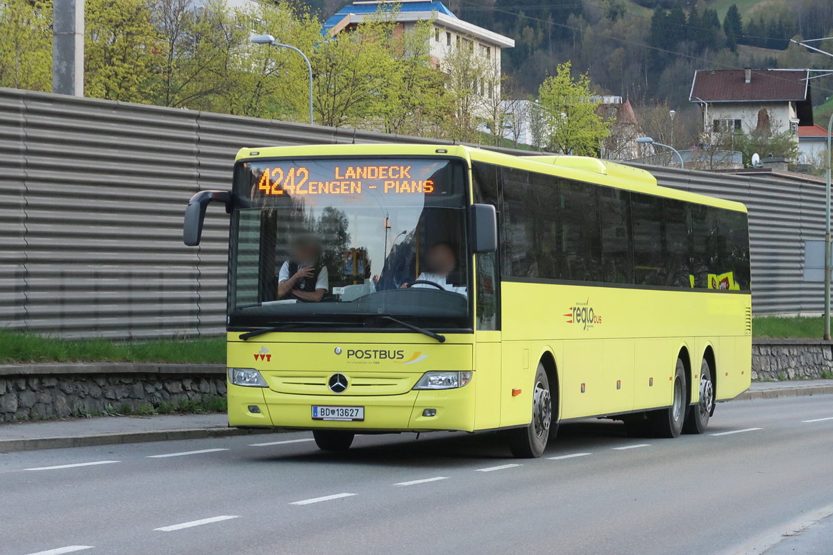 Mercedes Integro von Postbus BD-13627 als Linie 4242 bei der Haltestelle Landeck Bahnübersetzung. Aufgenommen 17.4.2018.