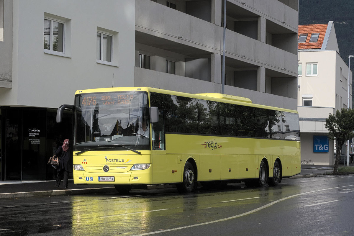 Mercedes Integro von Postbus (BD-14288) als Linie 4176 an der Haltestelle Telfs Anton-Auer-Straße. Aufgenommen 9.7.2017.