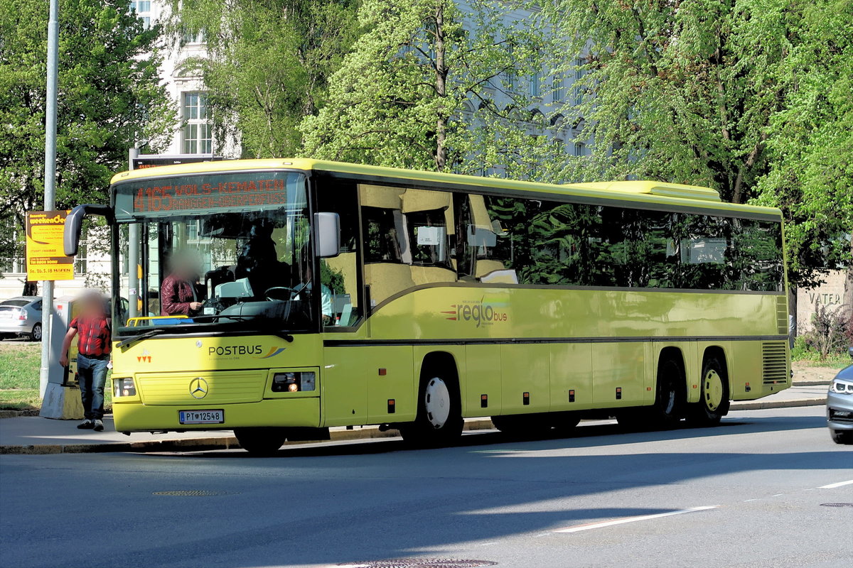 Mercedes Integro von Postbus PT-12548 als Linie 4165 an der Haltestelle Studentenhaus/Chirurgie in Innsbruck. Aufgenommen 30.4.2018.
