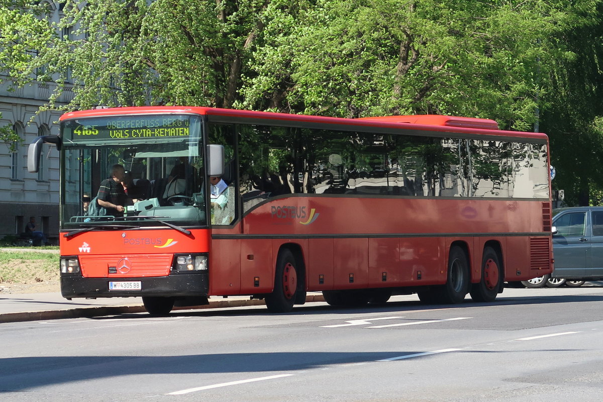Mercedes Integro von Postbus W-4305BB (ehemals Bahnbus) als Linie 4165 an der Haltestelle Studentenhaus/Chirurgie in Innsbruck. Aufgenommen 30.4.2018.