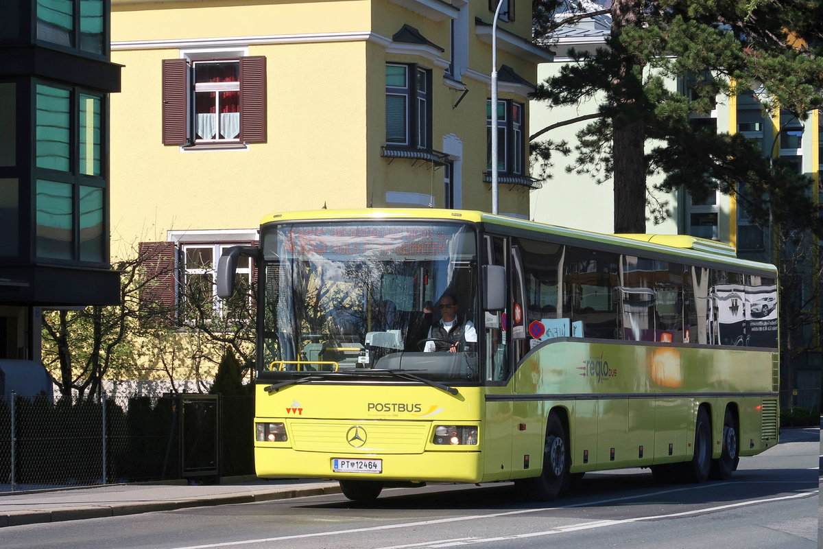 Mercedes Integro PT-12464 von Postbus als Linie 4165 nach der Haltestelle Innrain/Campus WIFI in Innsbruck. Aufgenommen 13.4.2018.
