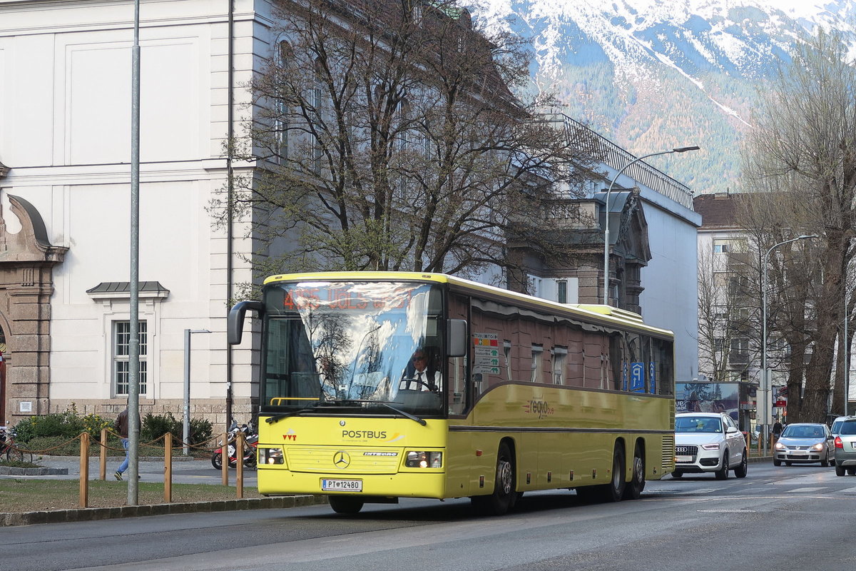 Mercedes Integro PT-12480 von Postbus als Linie 4165 am Innrain in Innsbruck. Aufgenommen 13.4.2018.