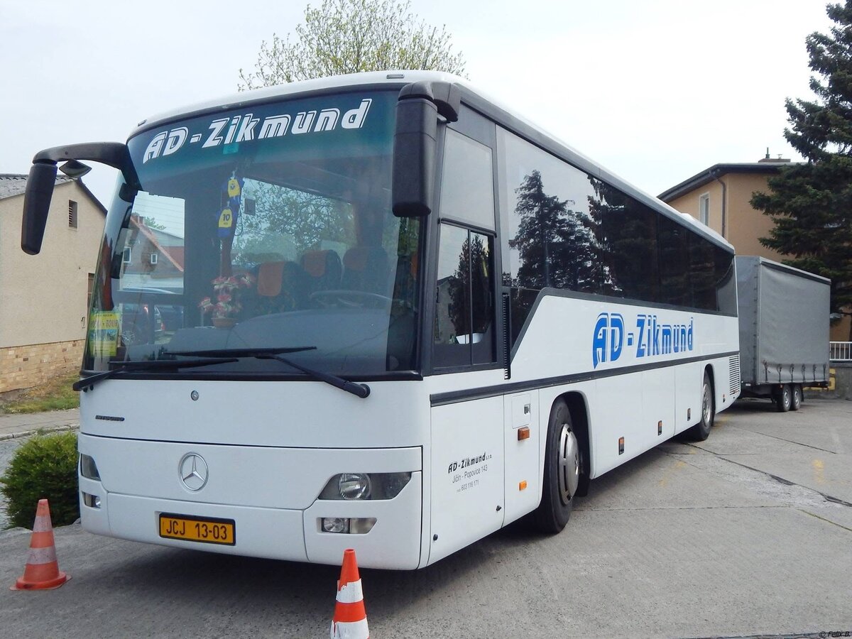 Mercedes Intouro von AD-Zikmund s.r.o. aus Tschechien mit Anhänger in Sassnitz im Jahr 2016