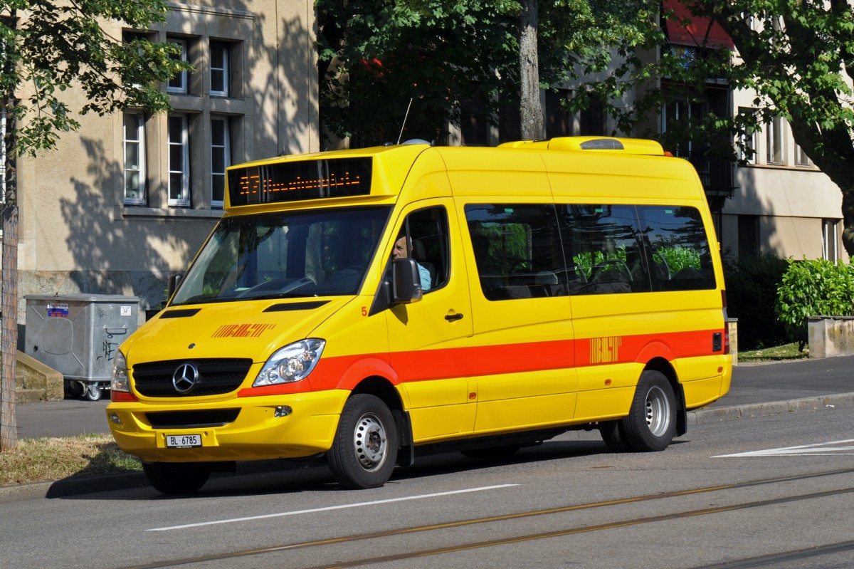 Mercedes Kleinbus der BLT mit der Betriebsnummer 5 auf der Linie 37 fährt zur Endstation am Aeschenplatz. Die Aufnahme stammt vom 06.06.2015.