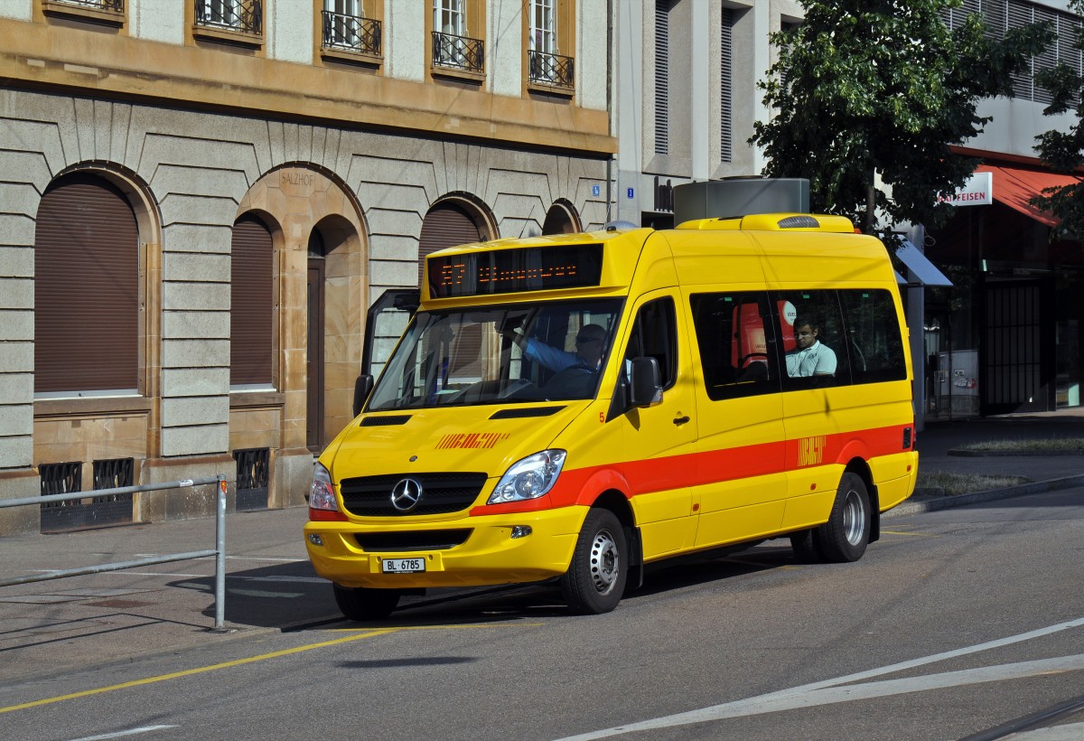 Mercedes Kleinbus der BLT mit der Betriebsnummer 5 auf der Linie 37 an der Endstation am Aeschenplatz. Die Aufnahme stammt vom 06.06.2015.