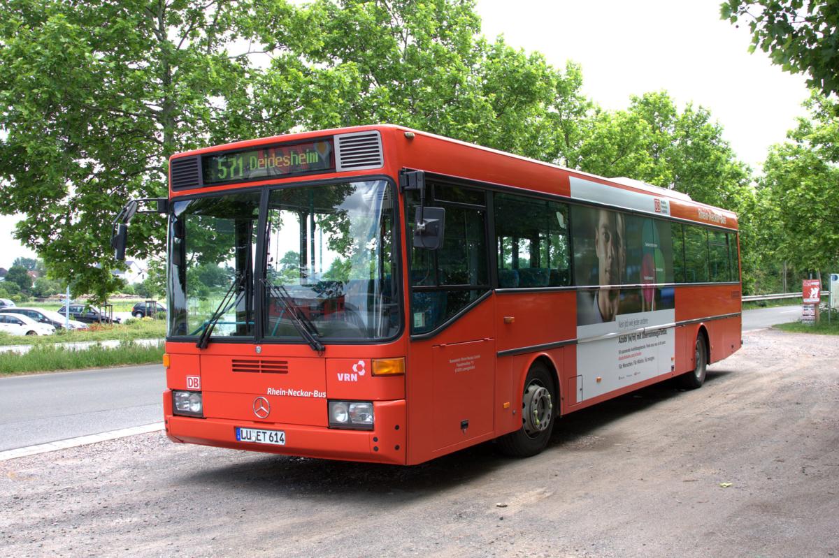 Mercedes Linienbus des Busverkehr Rhein Neckar Gmbh mit Sitz in Ludwigshafen 
am 31.05.2014 am Bahnhof in Deidesheim.