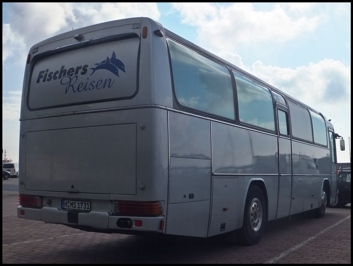 Mercedes O 303 (Wohnmobil? und ehemalig Fischers Reisen?) aus Deutschland im Stadthafen Sassnitz am 21.09.2013