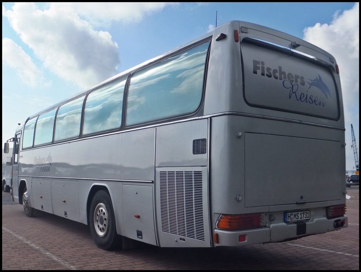 Mercedes O 303 (Wohnmobil? und ehemalig Fischers Reisen?) aus Deutschland im Stadthafen Sassnitz am 21.09.2013