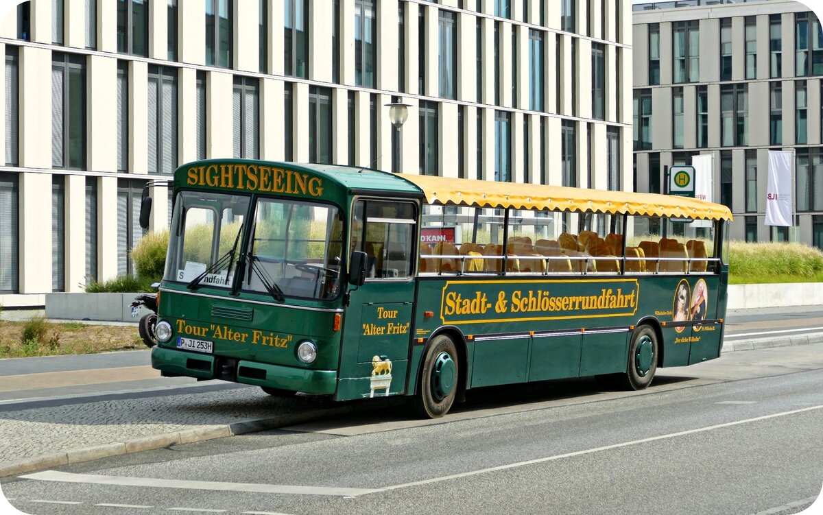 Mercedes O 305 Cabriolet der Stadt- & Schlösserrundfahrten 'Alter Fritz' am Hauptbahnhof in Potsdam, August 2022.