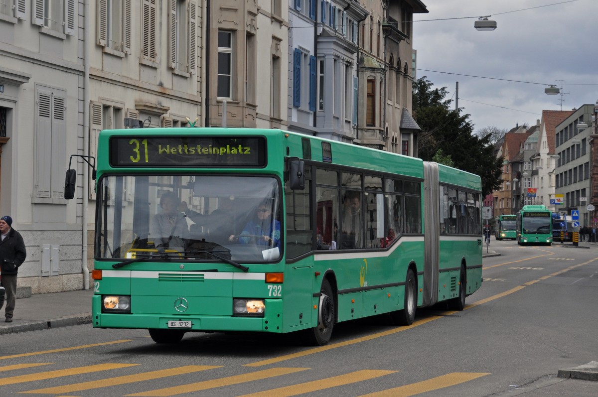 Mercedes O 405 732 auf der Linie 31, die an der Basler Fasnacht nur bis zum Wettsteinplatz fährt, kurz vor der Endhaltestelle am Wettsteinplatz. Die Aufnahme stammt vom 24.02.2015.