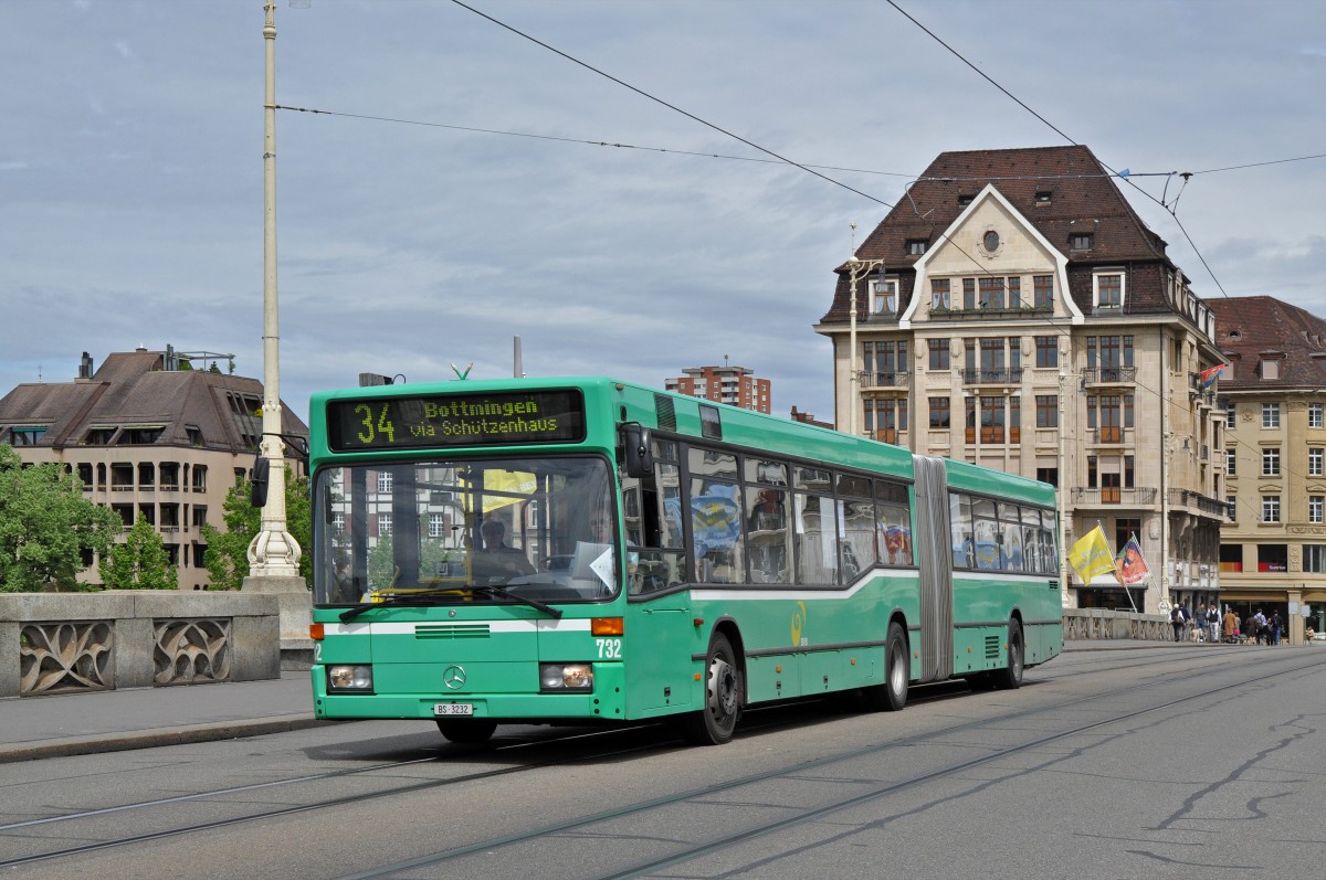 Mercedes O 405 732 auf der Linie 34 überquert die Mittlere Rheinbrücke. Die Aufnahme stammt vom 04.05.2015.