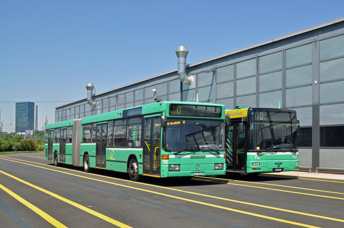 Mercedes O 405 732 und der MAN Bus 773 stehen kurz vor der Ausmusterung. Hier stehen die beiden Busse auf dem Hof der Garage Rankstrasse. Die Aufnahme stammt vom 01.07.2015.