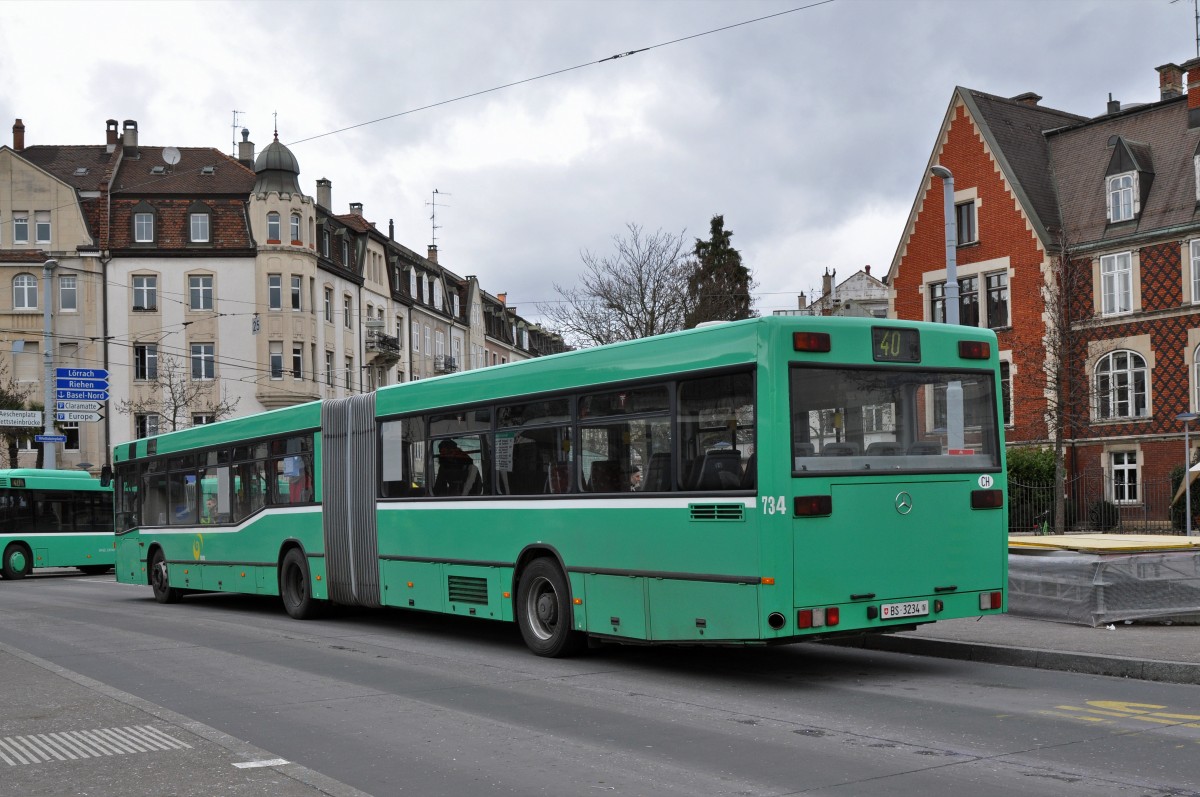 Mercedes O 405 734 auf der Linie 40, die nur an der Basler Fasnacht nur gefahren wird, bedient die Endhaltestelle am Wettsteinplatz. Die Aufnahme stammt vom 24.02.2015.