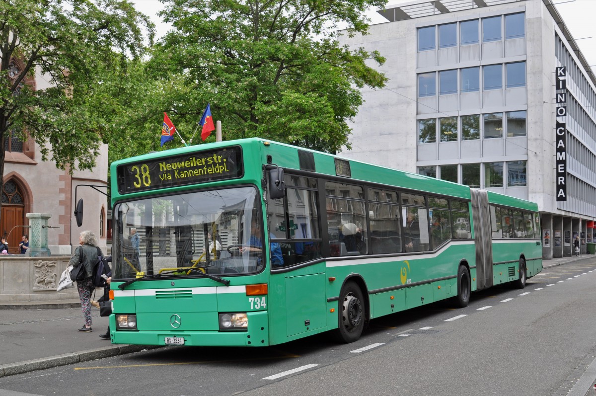 Mercedes O 405 734 auf der Linie 38 bedient die Haltestelle am Claraplatz. Die Aufnahme stammt vom  19.05.2015.