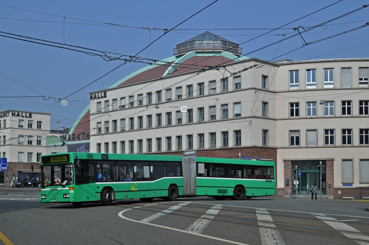 Mercedes O 405 735 ist mit der Fahrschule Richtung Bahnhof SBB unterwegs. Die Aufnahme stammt vom 19.03.2015.