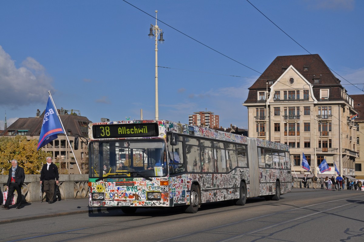 Mercedes O 405 736  Moolbus  auf der Linie 38 überquert die Mittlere Rheinbrücke. Die Aufnahme stammt vom 06.11.2014.