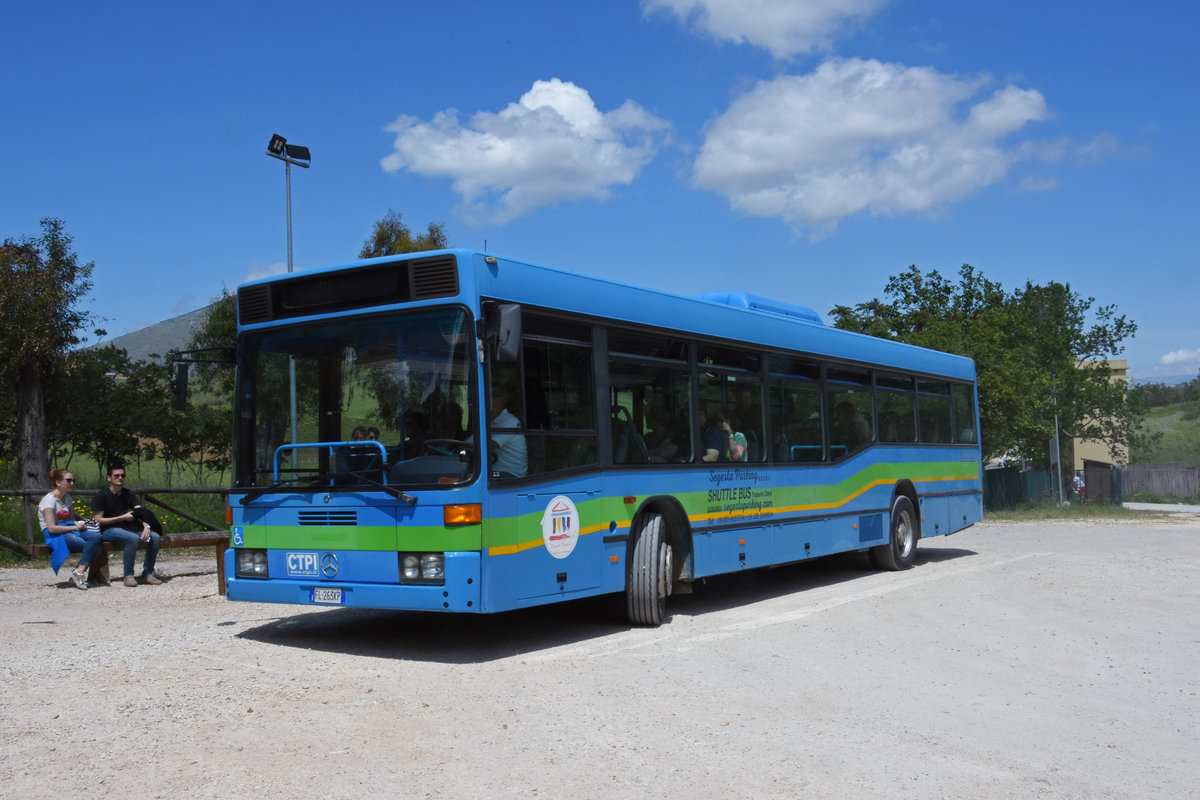 Mercedes O 405 als Shuttlebus beim Griechischen Tempel von Segesta bei Palermo. Die Aufnahme stammt vom 07.05.2018.