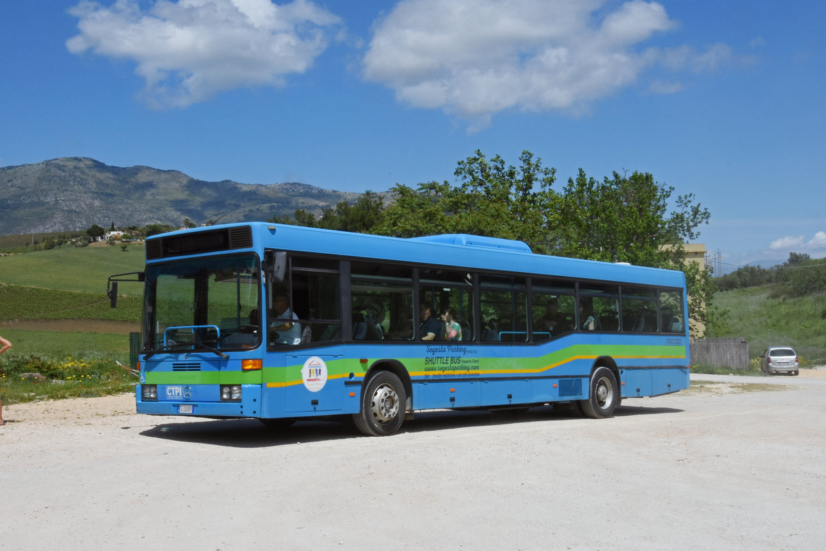 Mercedes O 405 als Shuttlebus beim Griechischen Tempel von Segesta bei Palermo. Die Aufnahme stammt vom 07.05.2018.
