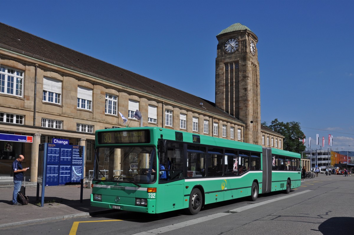 Mercedes O 405 mit der Betriebsnummer 732 auf der Linie 30 an der Endstation am Badischen Bahnhof. Die Aufnahme stammt vom 15.07.2014.