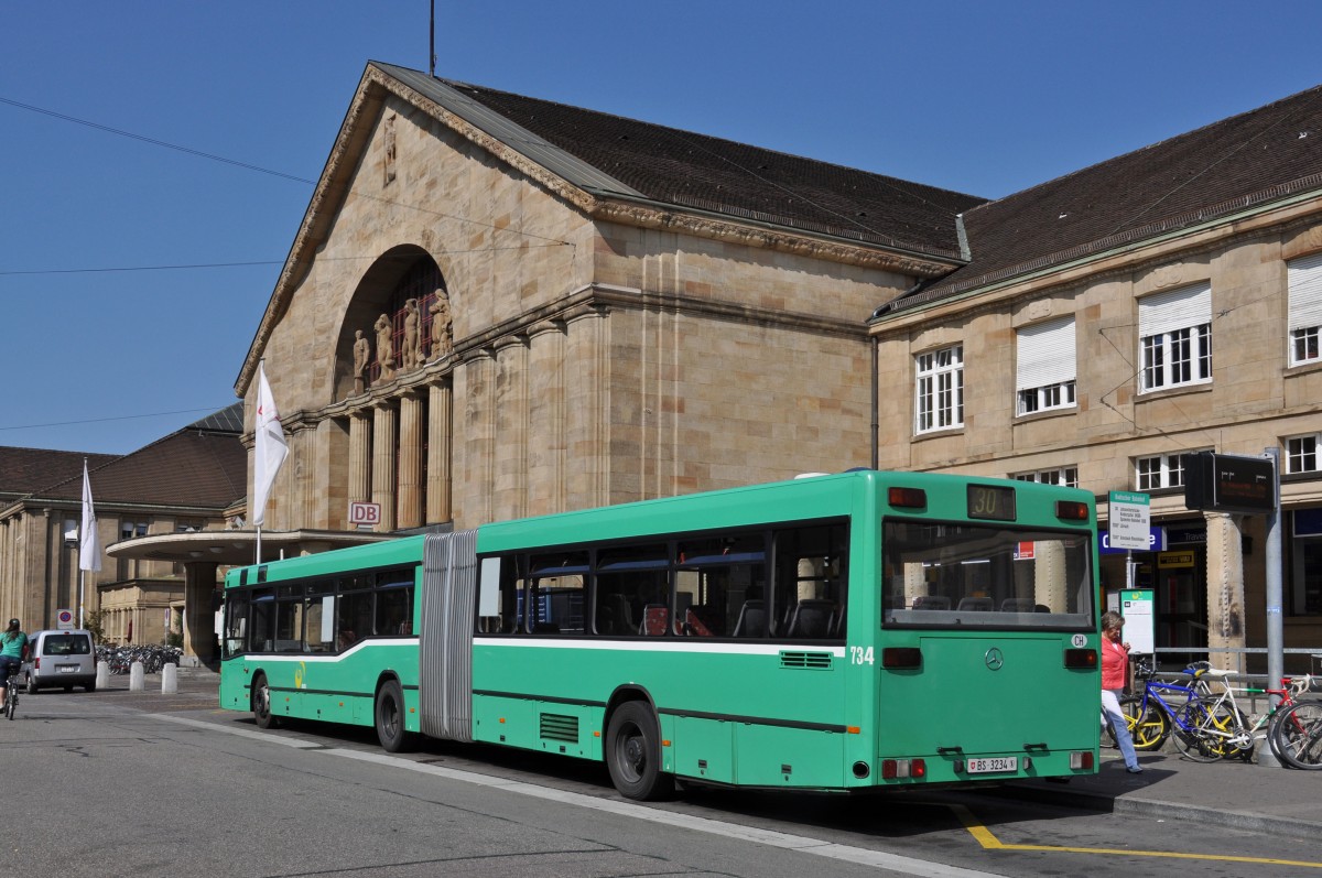 Mercedes O 405 N 734 auf der Linie 30 bedient die Haltestelle Badischer Bahnhof. Die Aufnahme stammt vom 08.09.2014.
