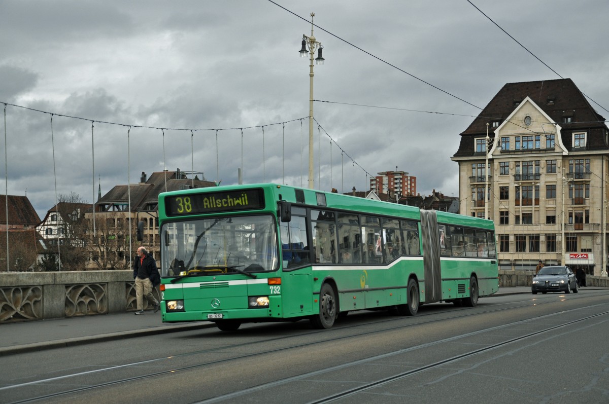 Mercedes O 405 N auf der Linie 38 überquert die Mittlere Rheinbrücke. Die Aufnahme stammt vom 11.12.2014.