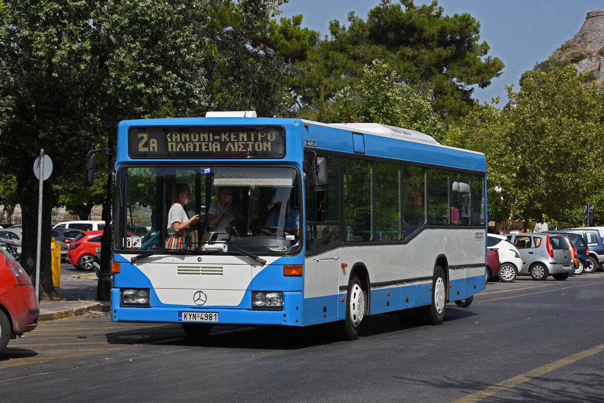 Mercedes O 405 N, auf der Linie 2A bedient eine Haltestelle an der Victors Dousmani in Kerkyra, der Hauptstadt von Korfu. Die Aufnahme stammt vom 02.08.2021.