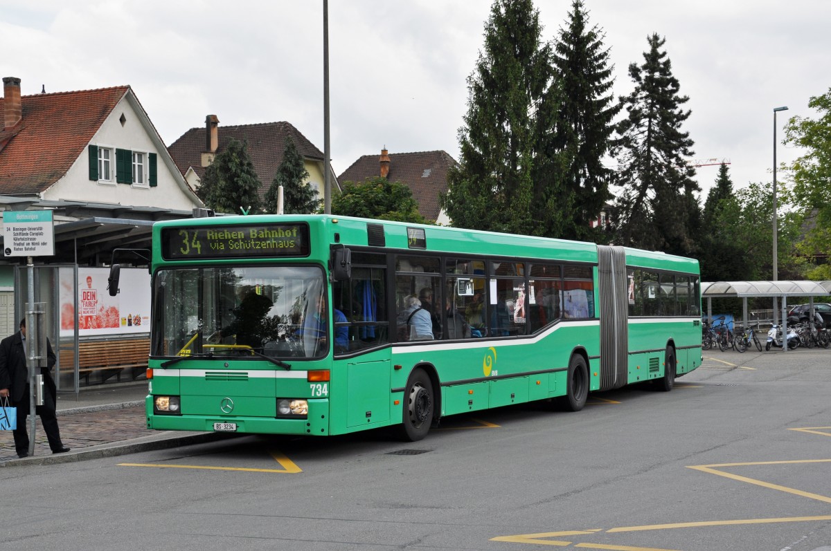 Mercedes O 405 N mit der Betriebsnummer 734 auf der Linie 34 an der Endstation in Bottmingen. Die Aufnahme stammt vom 16.05.2014.