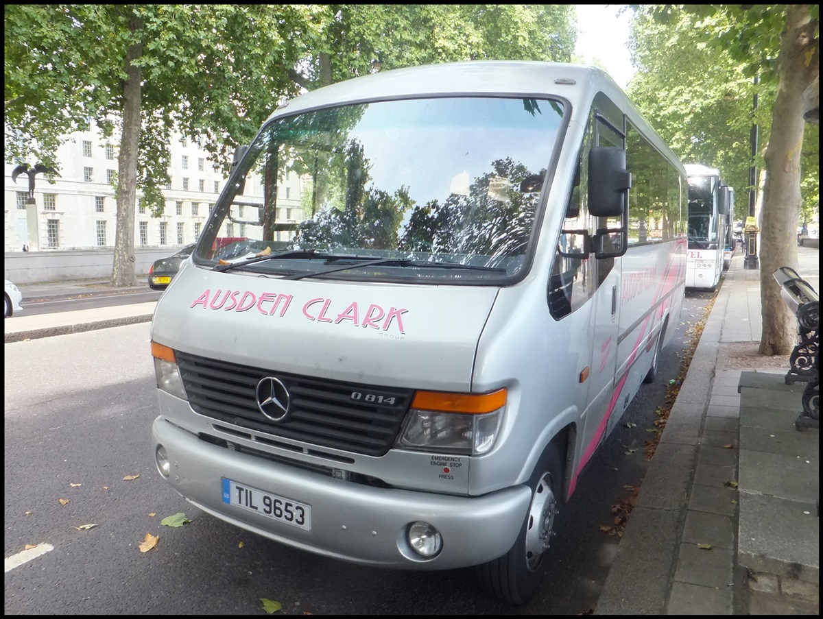 Mercedes O 814 von Ausden Clark aus England in London am 26.09.2013