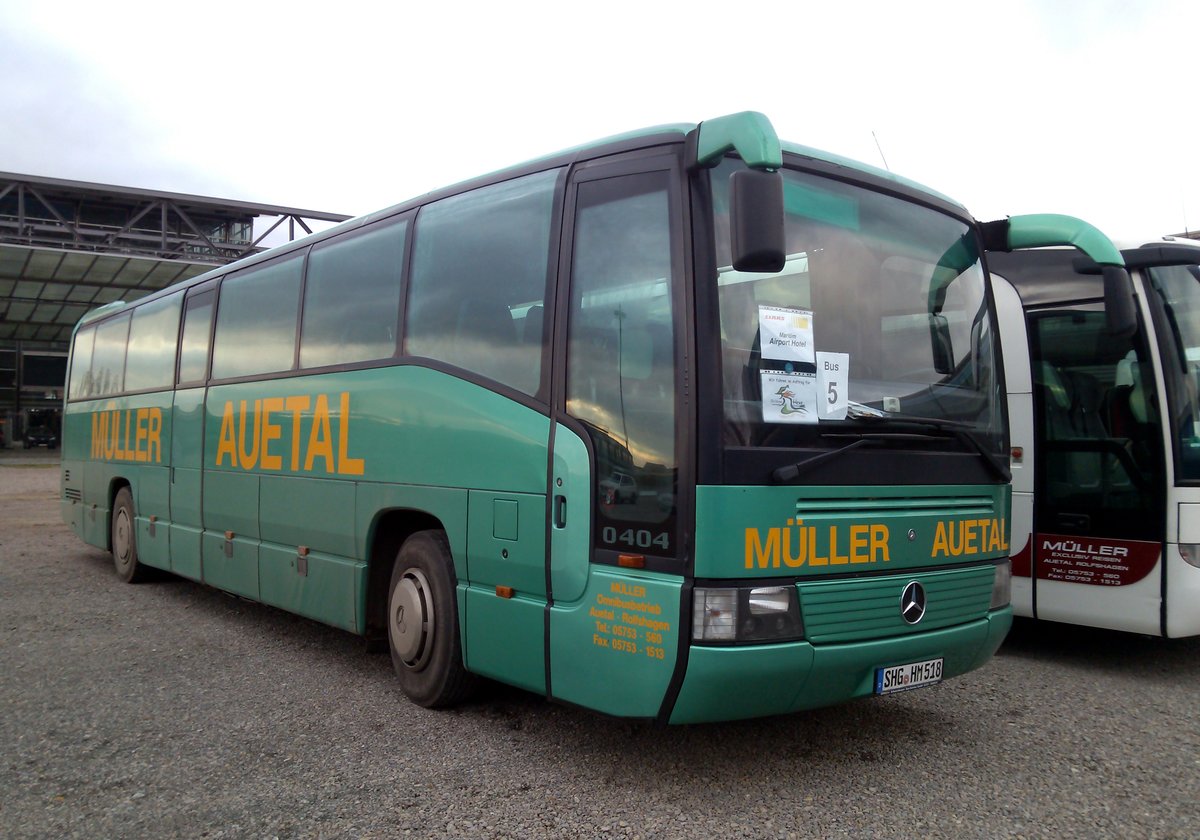 Mercedes O404 der Firma Müller Auetal wartet vor dem Messegelände in Hannover. Aufgenommen am 11.11.2015