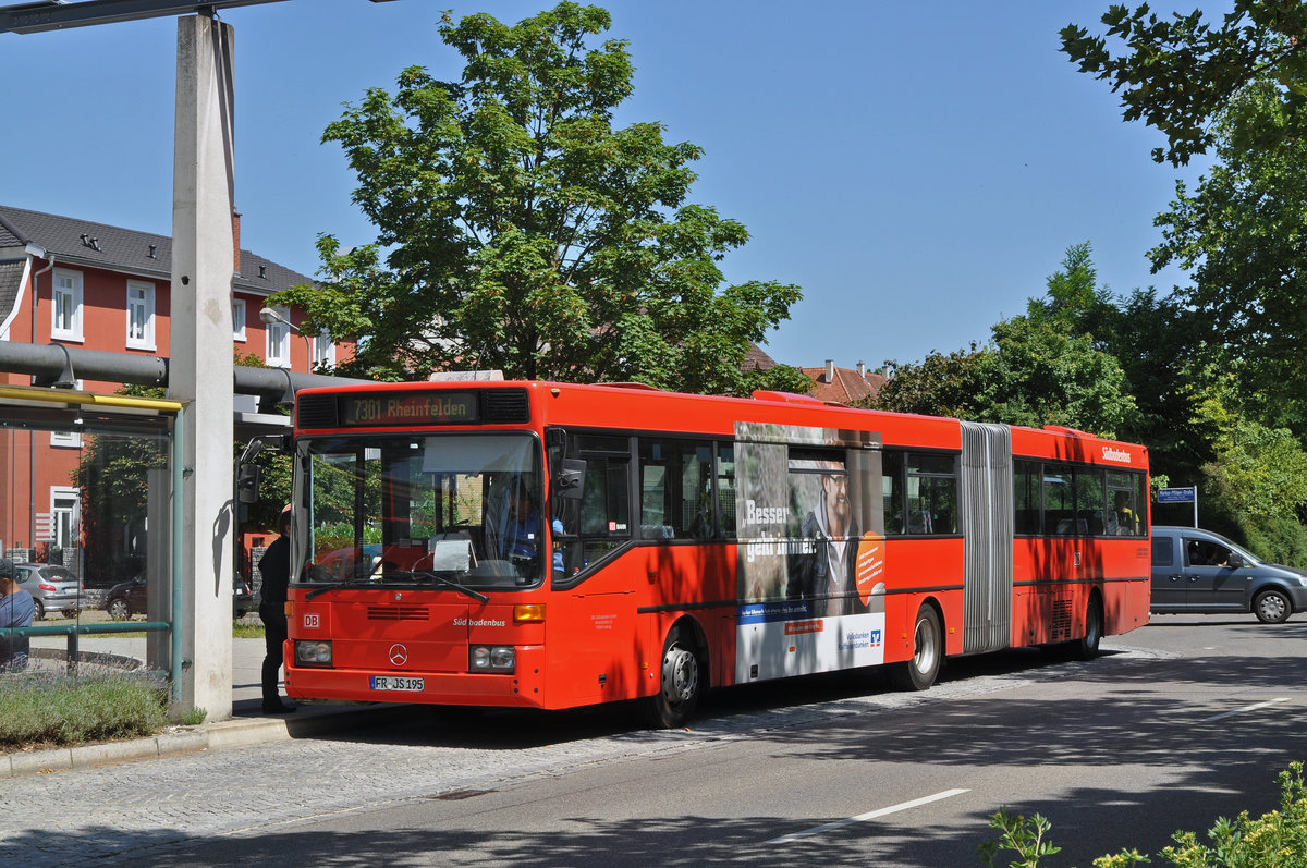 Mercedes O405 von Südbadenbus, auf der Linie 7301, steht an der Haltestelle beim Bahnhof Lörrach. Die Aufnahme stammt vom 10.07.2015.