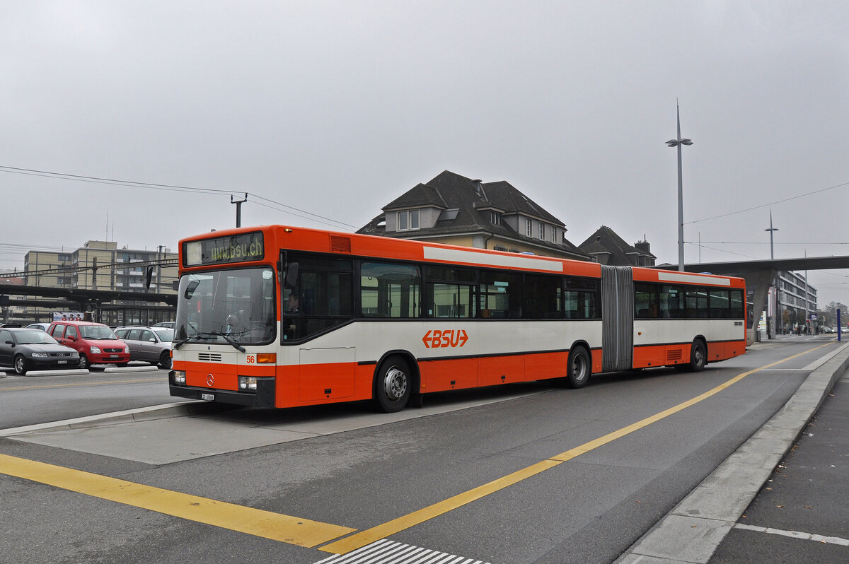 Mercedes O405 wartet am 02.11.2011 als Dienstfahrt beim Bahnhof Solothurn.