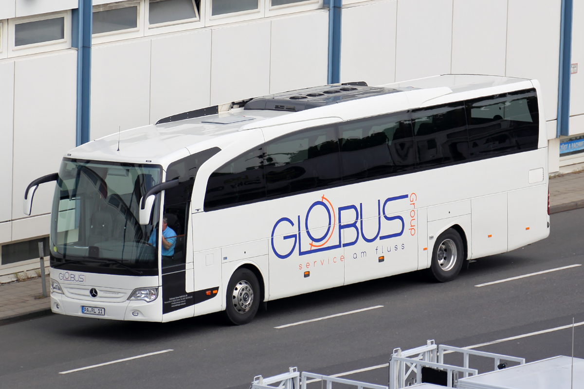 Mercedes Reisebus gesehen in Düsseldorf am Flughafen 28.5.2016