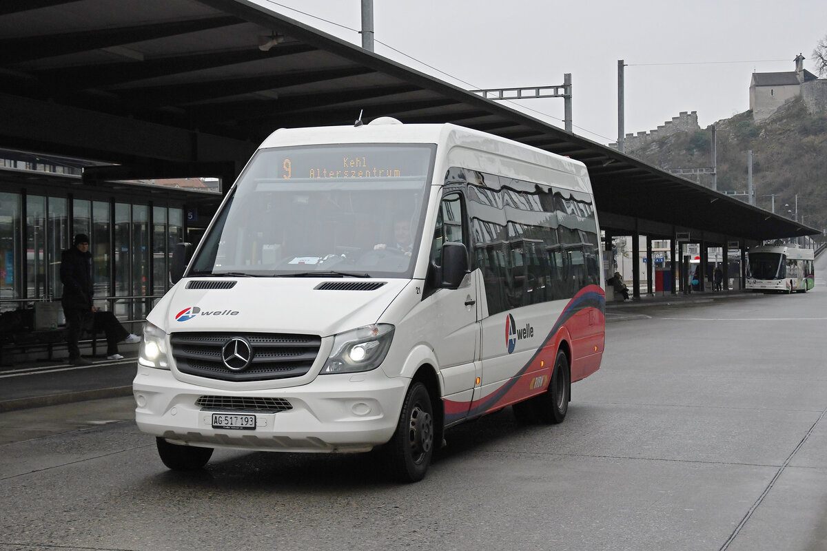 Mercedes Sprinter 21, auf der Linie 9, verlässt am 25.01.2023 die Haltestelle beim Bahnhof Baden.