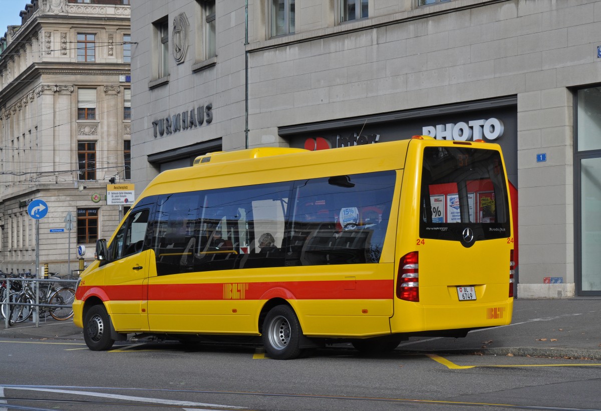 Mercedes Sprinter 24 der BLT auf der Linie 37 wartet an der Endstation am Aeschenplatz. Die Aufnahme stammt vom 15.11.2015.