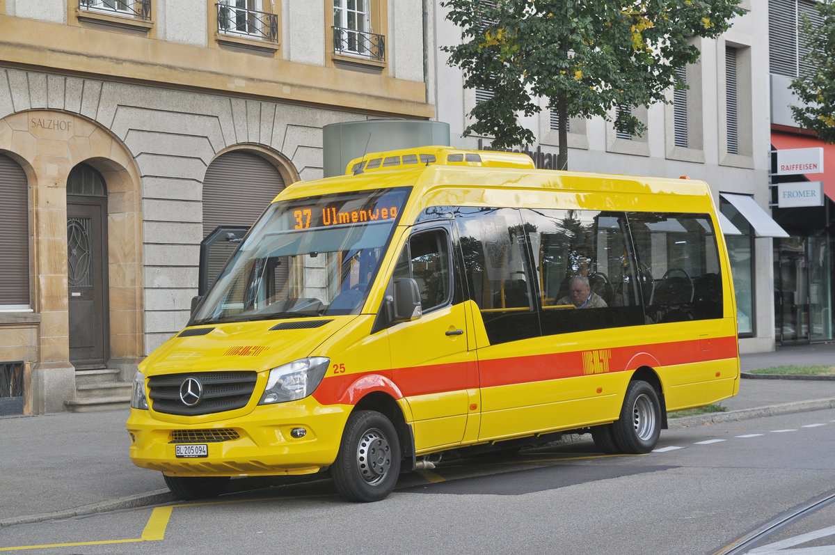 Mercedes Sprinter 25, auf der Linie 37, wartet an der Endstation am Aeschenplatz. Die Aufnahme stammt vom 10.09.2017.