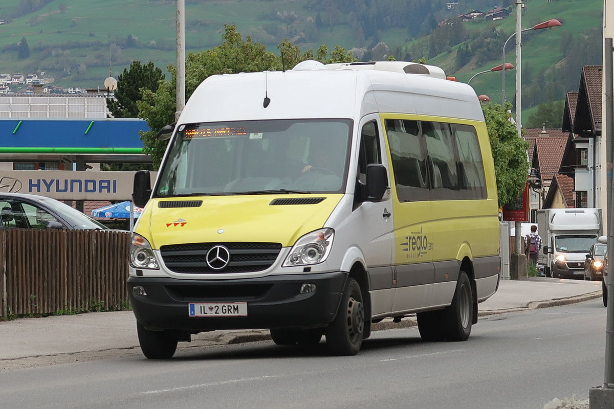 Mercedes Sprinter als  Regiotax  Navis in Anfahrt auf die Haltestelle Matrei Bahnhof. Das Regiotax bedient aufkommensschwächere Linien sowie den Gelegenheitsverkehr (Anrufsammeltaxi). Aufgenommen 26.4.2018.