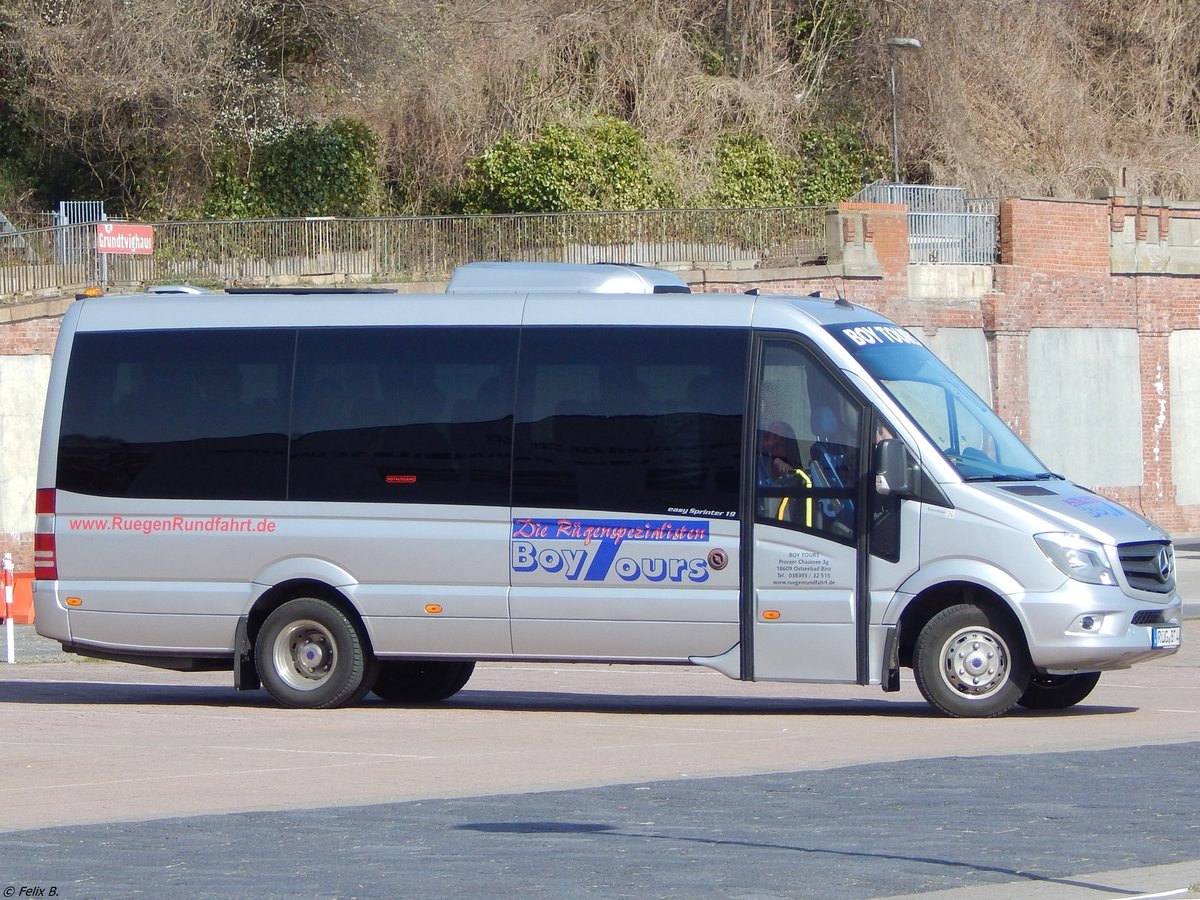 Mercedes Sprinter von BoyTours aus Deutschland im Stadthafen Sassnitz am 26.05.2015