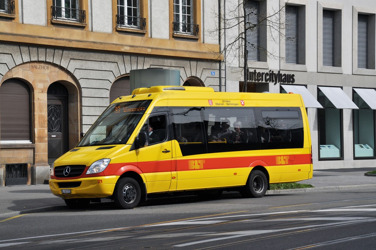 Mercedes Sprinter mit der Betriebsnummer 21 auf der Linie 37 am Aeschenplatz. Die Aufnahme stammt vom 30.03.2014.