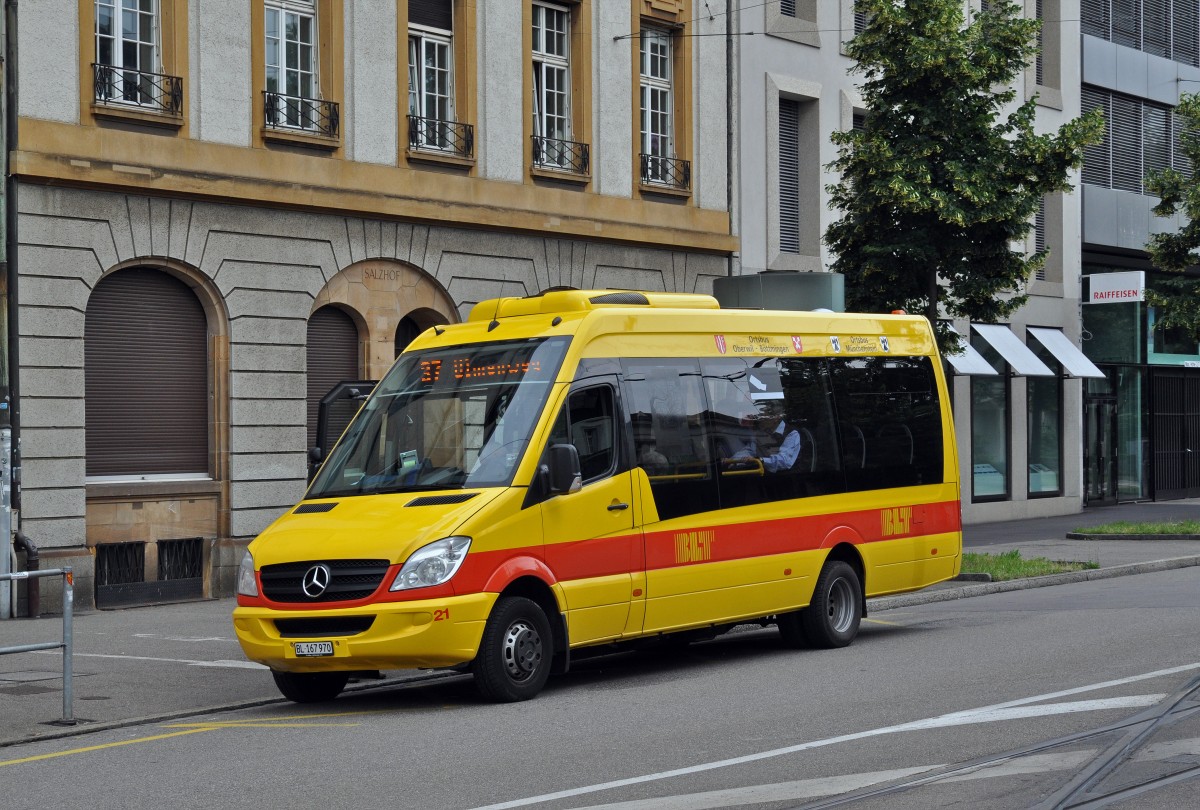 Mercedes Sprinter mit der Betriebsnummer 21, auf der Linie 37, wartet an der Endstation am Aeschenplatz. Die Aufnahme stammt vom 21.06.2015.