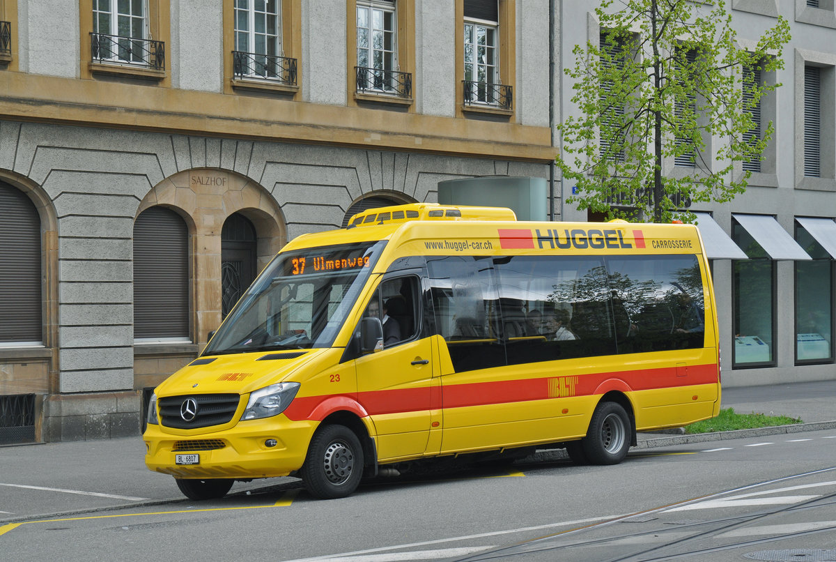 Mercedes Sprinter mit der Betriebsnummer 23, auf der Linie 37, wartet an der Endstation am Aeschenplatz. Die Aufnahme stammt vom 24.04.2016.