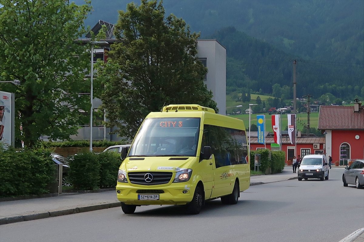 Mercedes Sprinter mit Busaufbau als Citybus Schwaz, Linie 3, von Ledermair, bei Schwaz Bahnhof. Aufgenommen 1.6.2017.